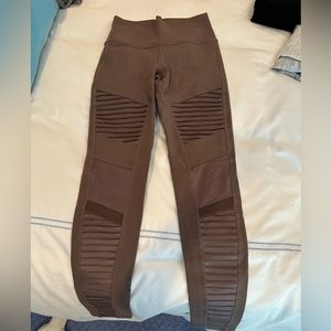 NEVER WORN. ALO yoga motto leggings. In discontinued purple color